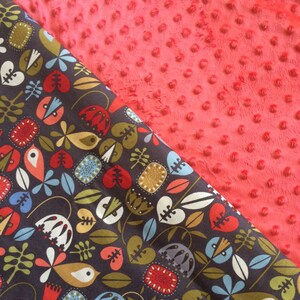 Funda para asiento de coche para bebé o funda de lactancia: pájaros y flores en gris con Minky salmón, personalización disponible