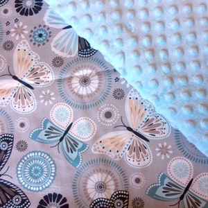 CUBIERTA PARA SILLA DE AUTO PARA BEBÉ O CUBIERTA PARA LACTANCIA: Mariposas en gris con Minky azul bebé, personalización disponible
