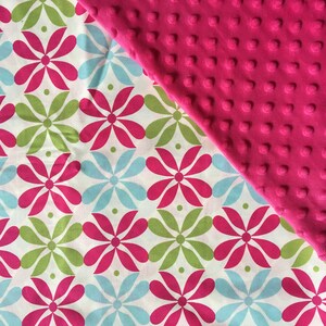 ベビーカーシートキャノピーカバーまたは授乳用カバー：クリーム色のモダンな幾何学模様の花とホットピンクのフクシアミンキー、パーソナライズ可能