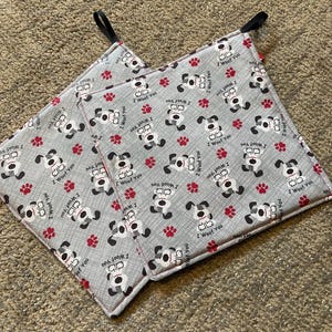 Juego de dos (2) agarraderas con diseño de perros en gris, con presillas, personalizables.