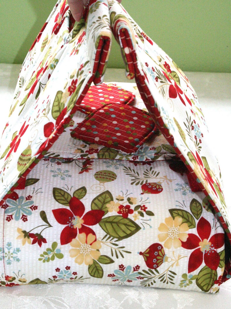 Insulated Casserole Carrier Flowers on Green , Personalization Available image 3