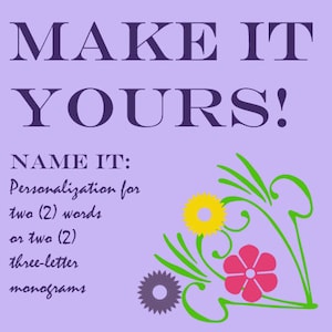 Könnte beinhalten: Ein lila Hintergrund mit dem Text "MAKE IT YOURS!" in Dunkelviolett. Darunter steht "NAME IT: Personalisierung für zwei (2) Wörter oder zwei (2) dreibuchstabige Monogramme." Dekorative florale Elemente in Gelb, Rosa und Grün in der Ecke.