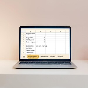 Peut inclure: Un écran d'ordinateur portable affichant une feuille de calcul numérique pour un budget de mariage. Le tableau comprend des colonnes pour les catégories comme le lieu, le traiteur et le photographe, avec une barre de navigation en bas pour les onglets.