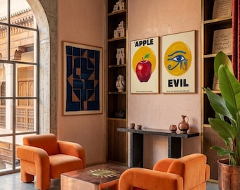 Una manzana roja fresca sobre una mesa de madera en una cálida cocina marroquí.