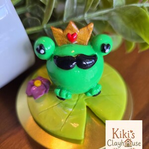 Grodkungen: Handgjord polymerlera Kawaii skrivbordskompis med krona