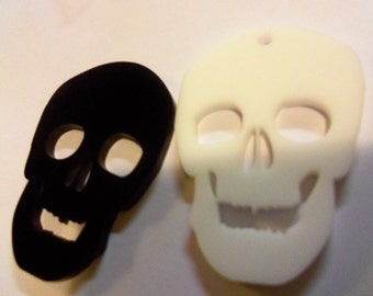 amuletos de calaveras, esqueletos, calaveras cortadas con láser, calaveras de Halloween, amuletos de Halloween, recuerdos de fiesta, calaveras,