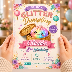 Puede incluir: Una tarjeta de invitación de cumpleaños con un personaje de bola de masa arcoíris en una vaporera de bambú, rodeado de flores rosas y moradas, linternas y el texto You're a Glitter Dumpling, Olivia's 8th Birthday, Sunday June 14, 2:00PM.