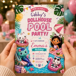 Pode incluir: Um convite retangular com o tema Gabby's Dollhouse Pool Party, apresentando ilustrações coloridas de gatos, uma menina, folhas tropicais e elementos de piscina. O texto inclui detalhes para o aniversário de Emma em 20 de julho de 2024.