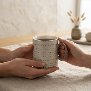 Taza de cerámica Neutral Mudcloth de 325 ml / Neutral Mudcloth de Calm & Oak imagen 2