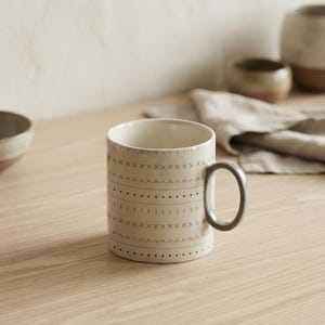 Taza de cerámica Neutral Mudcloth de 325 ml / Neutral Mudcloth de Calm & Oak imagen 5