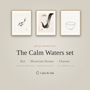 Op de afbeelding: Drie ingelijste kunstprints getiteld The Calm Waters set, met een koi-vis, een bergstroom en een chawan-kom. De prints zijn ingelijst in licht hout tegen een neutrale achtergrond, met de tekst Calm & Oak die de collectie identificeert.