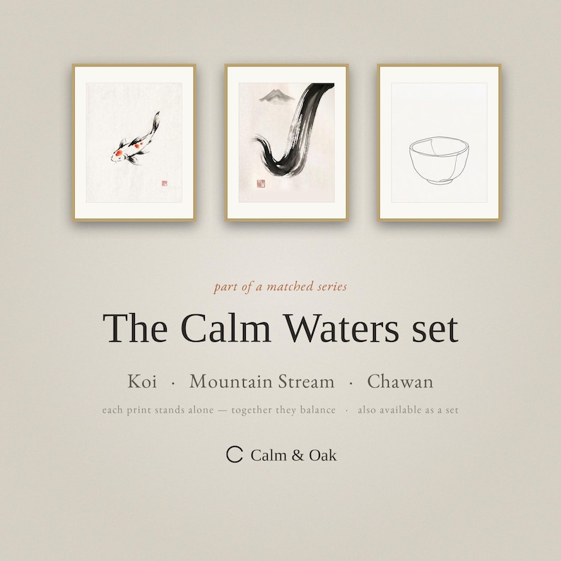 Op de afbeelding: Drie ingelijste kunstprints getiteld The Calm Waters set, met een koi-vis, een bergstroom en een chawan-kom. De prints zijn ingelijst in licht hout tegen een neutrale achtergrond, met de tekst Calm & Oak die de collectie identificeert.