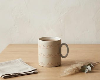 Taza de cerámica estilo boho con diseño de arco solar de 325 ml / Arcos solares de Calm & Oak