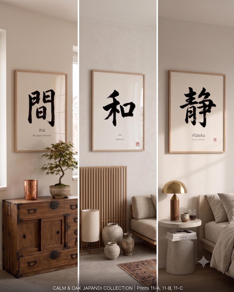 Op de afbeelding: Drie ingelijste wandkunstprints uit de Calm & Oak Japandi Collectie, gelabeld 11-A, 11-B en 11-C. Elke print toont zwarte Japanse kalligrafiekarakters op een cr&egrave;mekleurige achtergrond, met de woorden ma, wa en shizuka eronder gedrukt.