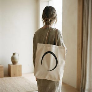 Sumi-e Ensō Canvas Tote Bag | Ensō by Calm & Oak imagen 2