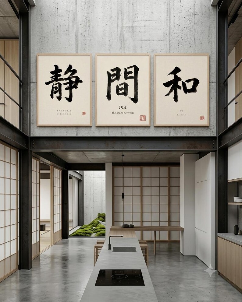 Op de afbeelding: Drie ingelijste wandposters met zwarte Japanse kalligrafie op een cr&egrave;mekleurige achtergrond. De linker poster toont het teken voor Shizuka, de middelste voor ma en de rechter voor wa, elk voorzien van kleine rode stempels en Engelse tekst.