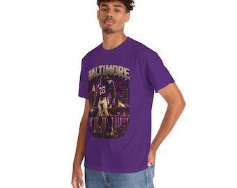 Baltimore Ravens Football Spieler Tee | City Skyline, #28 Jersey