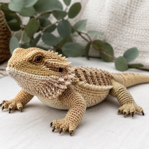 Realistiskt randig leguan amigurumimönster, reptilvirkad PDF, skäggagaminspirerad plyschhandledning