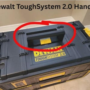 Op de afbeelding: Een zwarte Dewalt ToughSystem 2.0 gereedschapskist met een opvallende zwarte handgreep aan de bovenzijde, omcirkeld in het rood. Het deksel toont het geel-zwarte Dewalt ToughSystem 2.0 logo. De tekst Dewalt ToughSystem 2.0 Handle staat bovenaan.