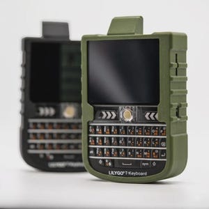 Peut inclure: Deux appareils LILYGO T-Keyboard, l'un vert olive et l'autre noir, dotés d'un écran rectangulaire, d'un bouton circulaire central et d'un clavier QWERTY complet avec des accents orange. Les boîtiers présentent une texture robuste.