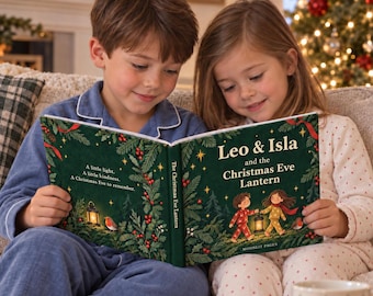 Puede incluir: Un libro de tapa dura titulado Leo & Isla and the Christmas Eve Lantern con una cubierta verde oscuro que presenta ilustraciones de dos niños sosteniendo una linterna, ramas de pino, bayas rojas y estrellas, con texto en las portadas.