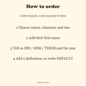 How to order the personalised baby Christmas book: choose colour, character and size, add the first name, choose HIS, HER or THEIR and the year, then add a dedication or write DEFAULT.