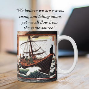 Puede incluir: Una taza de cerámica blanca con un estampado de estilo xilografía japonesa que muestra un barco de madera navegando sobre olas turbulentas con un gato negro en la proa. El texto sobre la taza dice: "We believe we are waves, rising and falling alone, yet we all flow from the same source."