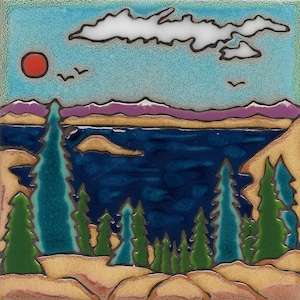 Puede incluir: Un azulejo de cerámica pintado a mano que representa un paisaje escénico con un lago azul, árboles verdes y un sol rojo en el cielo.