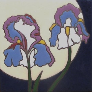 Puede incluir: Dos iris blancos con pétalos azules y morados y centros amarillos sobre un fondo azul oscuro con un círculo blanco grande.