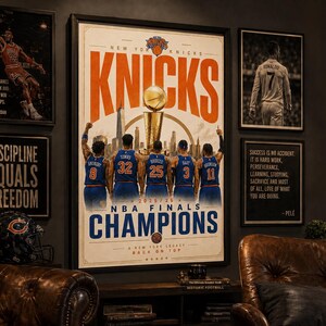 Pode incluir: Um cartaz vertical emoldurado apresentando os New York Knicks como campe&otilde;es das finais da NBA de 2025-26. O gr&aacute;fico exibe cinco jogadores de basquete com camisas azuis diante de um trof&eacute;u dourado, com o texto em negrito e destaque.