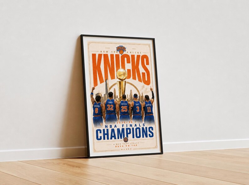 Pode incluir: Um cartaz vertical emoldurado dos New York Knicks com o texto "NEW YORK KNICKS", "NBA FINALS CHAMPIONS" e "A NEW YORK LEGACY BACK ON TOP". O gr&aacute;fico mostra cinco jogadores de basquete com camisas azuis diante de um trof&eacute;u.