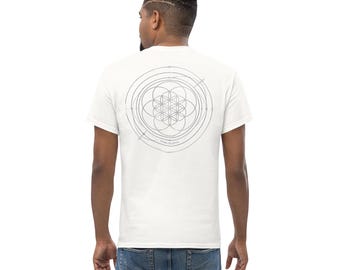 Puede incluir: Una camiseta blanca de manga corta con un gráfico de líneas finas de color gris oscuro en la espalda. El diseño consiste en un patrón central de flor de la vida rodeado de círculos concéntricos y líneas orbitales, con el texto "ORBIT CELESTIAL" debajo.