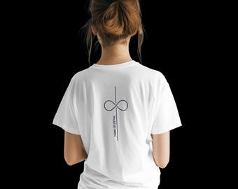 Puede incluir: Una camiseta blanca de manga corta con un gráfico vertical negro en la espalda. El diseño consiste en un símbolo de infinito atravesado por una línea recta, con el texto "THINK CELESTIAL" impreso verticalmente a lo largo de la línea.