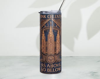 Puede incluir: Un vaso cilíndrico de acero inoxidable con tapa transparente y pajita de metal. El exterior presenta un gráfico en tonos azul oscuro y bronce de un templo con el texto "THINK CELESTIAL" en la parte superior y "AS ABOVE, SO BELOW." en la base.