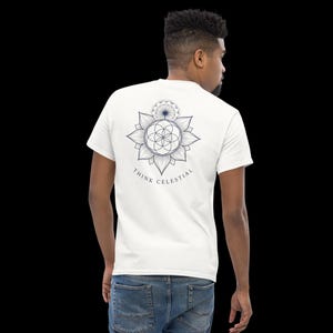 Könnte beinhalten: Ein weißes kurzärmeliges T-Shirt mit einer dunkelblauen Grafik auf der Rückseite. Das Design zeigt ein geometrisches Blume-des-Lebens-Muster, umgeben von Blütenblättern und einer Pusteblume, mit dem Text "THINK CELESTIAL" darunter.