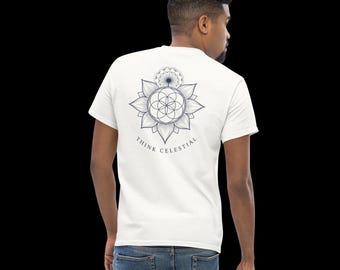 Puede incluir: Una camiseta blanca de manga corta con un gráfico azul oscuro en la espalda. El diseño muestra un patrón geométrico de flor de la vida rodeado de pétalos y una cabeza de diente de león, con el texto "THINK CELESTIAL" impreso debajo.