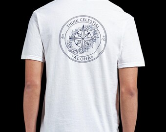 Puede incluir: Una camiseta blanca de manga corta con un gráfico circular azul oscuro en la parte posterior. El diseño incluye una rosa de los vientos rodeada por una corona floral, con el texto "THINK CELESTIAL" arriba y "ALOHA" abajo del círculo.
