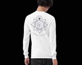 Puede incluir: Una camiseta blanca de manga larga con un gráfico azul oscuro en la espalda. El diseño muestra un patrón geométrico de flor de la vida rodeado de pétalos y un pequeño diente de león, con el texto "THINK CELESTIAL" impreso en arco debajo.