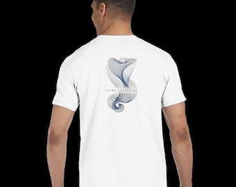 Puede incluir: Una camiseta blanca de manga corta con un gráfico de líneas abstractas en azul oscuro en la espalda. El diseño se asemeja a un patrón de humo o de ondas con el texto "THINK CELESTIAL" impreso en una fuente sans-serif en el centro.