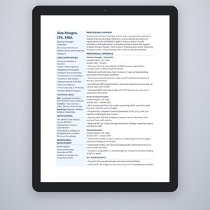 Op de afbeelding: Een digitale tablet met een professioneel cv voor een financieel manager genaamd Alex Morgan, CPA, MBA. Het document bevat secties voor professionele samenvatting, ervaring, kerncompetenties, technische vaardigheden en prestaties.