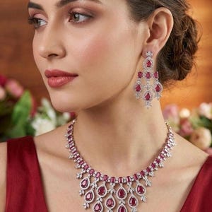 Set med rubinrött zirkonhalsband: Silver AD Replica-örhängen, lila, rosa