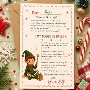 Op de afbeelding: Een rechthoekige brief met een geschulpte rode rand en een cartoonelf in een groen pak die een sterrenstaf vasthoudt. De tekst luidt Dear Taylor, Oh no! It looks like I lost a little bit of my magic! MY MAGIC IS BACK! Love, Your Elf.