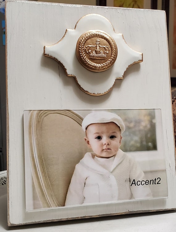 Gilded Crown Photo Frame: Distressed White Wood, 4x6 Horizontal