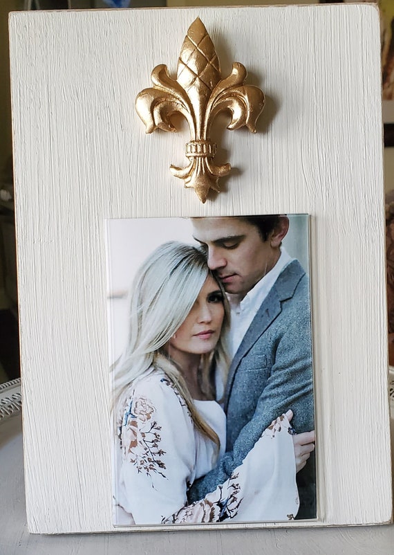 Handmade Distressed Wood 4x6 Photo Frame: Off White & Gold Fleur-de-lis