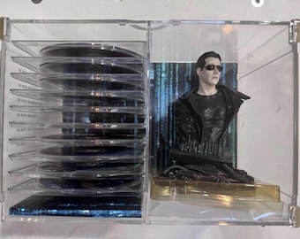 Caja recopilatoria en DVD de Matrix Revolutions con figura de Neo.
