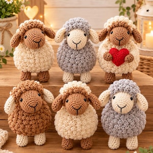 Könnte beinhalten: Sechs gehäkelte Schaf-Figuren in zwei Reihen angeordnet. Die Schafe haben strukturierte Wollkörper in Creme, Braun und Grau mit passenden Gesichtern und Ohren. Ein Schaf hält ein kleines, leuchtend rotes gehäkeltes Herz.