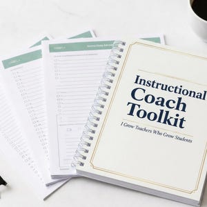 Könnte beinhalten: Ein spiralgebundenes Instructional Coach Toolkit Notizbuch mit weißem Einband, dunkelblauem Text und goldenem Rand. Der Einband trägt die Aufschrift Instructional Coach Toolkit I Grow Teachers Who Grow Students. Enthält drei lose Blätter mit grünen Kopfzeilen.
