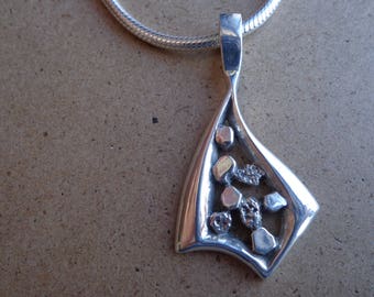Sterling silver .925 pendant with chain.