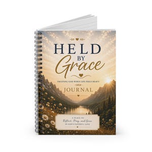Może przedstawiać: Notatnik ze spiralą z okładką przedstawiającą krajobraz gór, jeziora i zachodu słońca. Tekst brzmi: HELD BY Grace, TRUSTING GOD WHEN LIFE FEELS HEAVY, JOURNAL, A PLACE TO Reflect, Pray, and Grow IN GOD'S FAITHFUL LOVE.