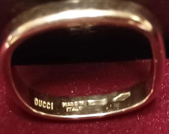 Anello quadrato Gucci in oro giallo 18 carati. Peso: 5,4 grammi, design unico.